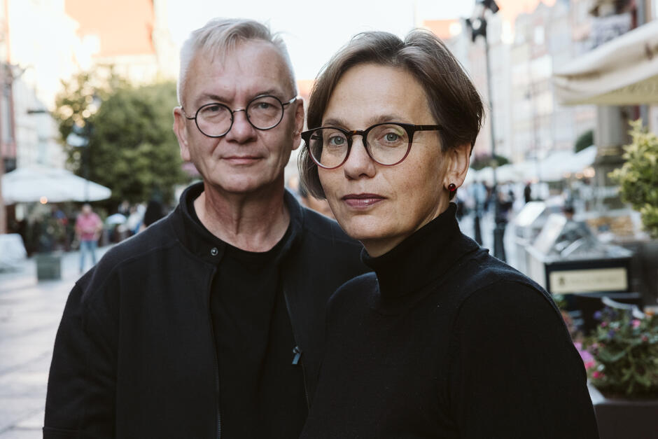 mężczyzna w okularach i kobieta w okularach