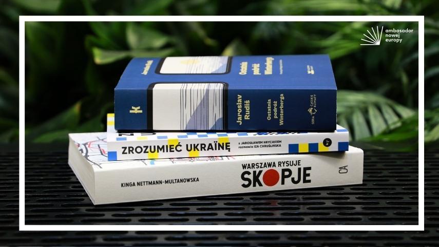 Trzy książki leżą jedna na drugiej