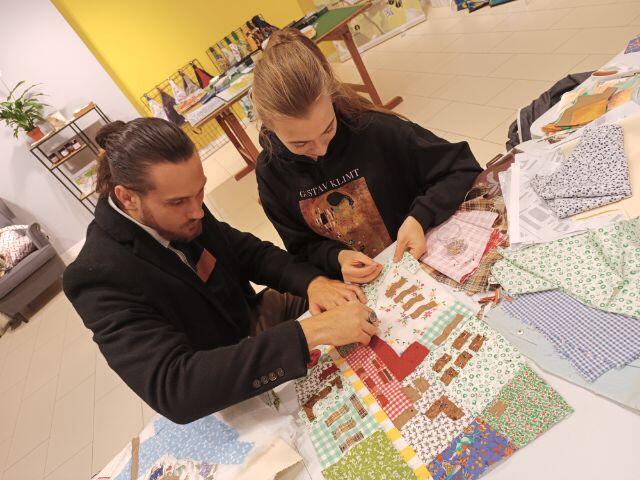 kobieta i mężczyzna, młodzi, przy maszynie do szycia