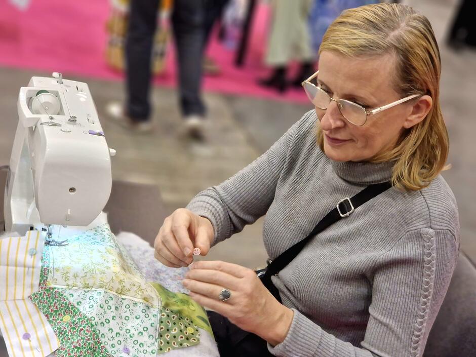 kobieta przy maszynie do szycia