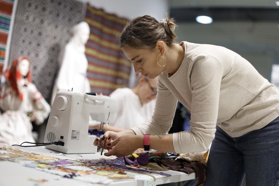 kobieta przy stole, szyje