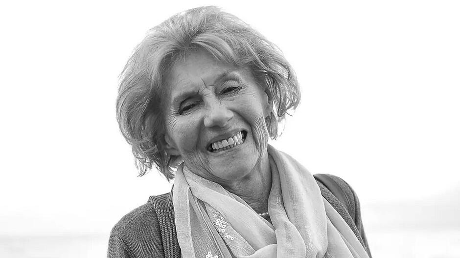 Czarno-białe zdjęcie: twarz uśmiechniętej starszej kobiety 