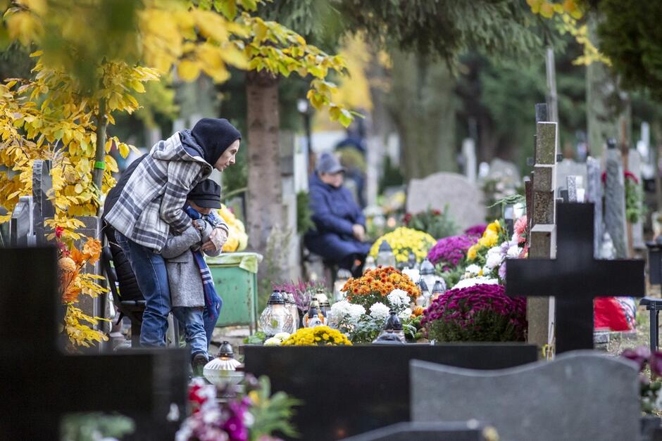 Cmentarz w Oliwie w dniu Wszystkich Świętych - groby i kwiaty na grobach