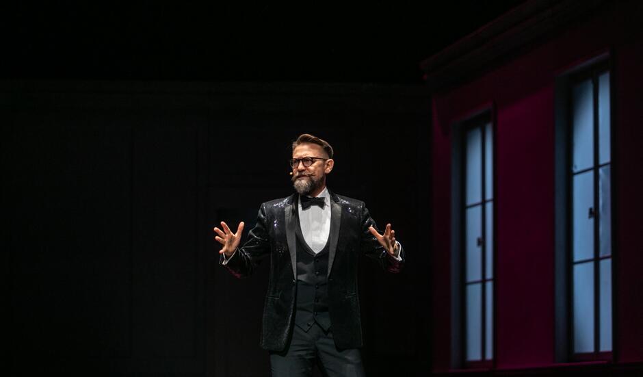 mężczyzna na scenie