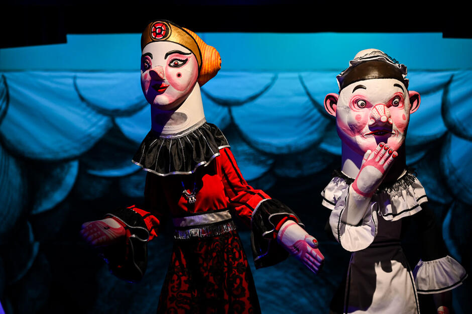 dwie orientalne lalki animowane przez aktorów