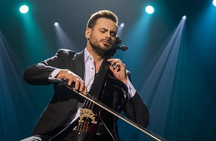 mężczyzna gra na wioloneczeli