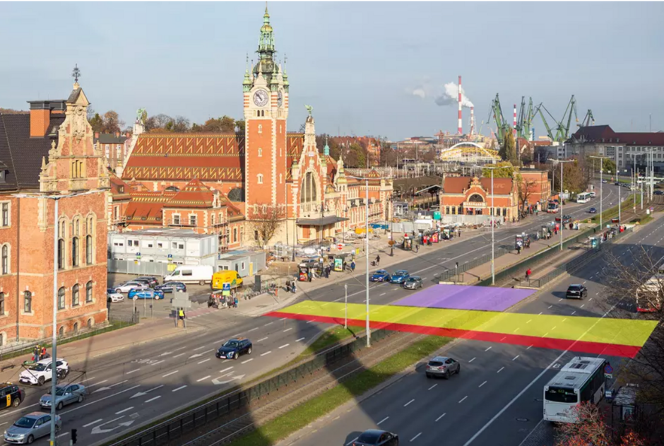 Wizualizacja przejścia naziemnego. Żółty kolor oznacza przejście dla pieszych, czerwony ścieżkę dla rowerzystów. Na fioletowo zaznaczono miejsce, gdzie rozbudowane zostaną istniejące przystanki tramwajowe, w tle widać dwa budynki zabytkowe dworca 
