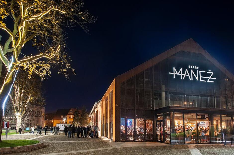 zdjęcie ceglanego, przeszklonego budynku nocą