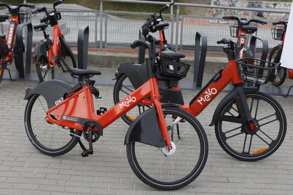 na zdjęciu kilka rowerów w kolorze czerwono czarnym z napisem mevo