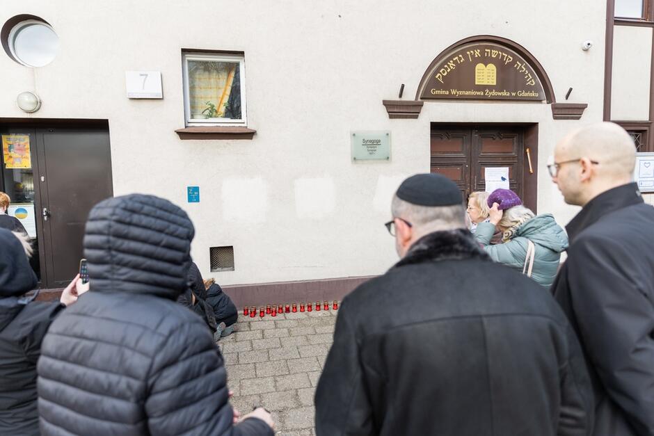 ludzie pod synagogą