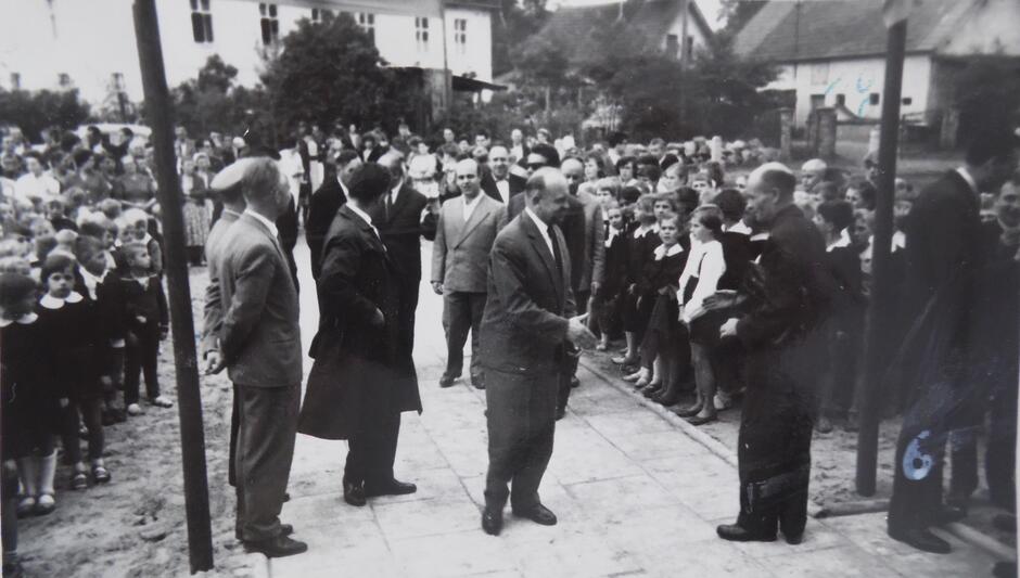 Czarno-białe zdjęcie przedstawiające tłum osób na otwarciu szkoły