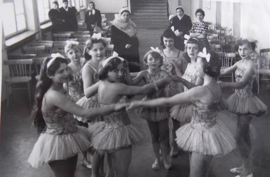 Czarno-białe zdjęcie przedstawiające baletnice w szkole