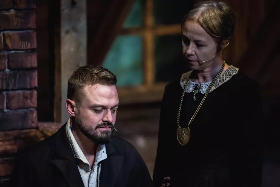 kobieta patrzy na młodego mężczyznę