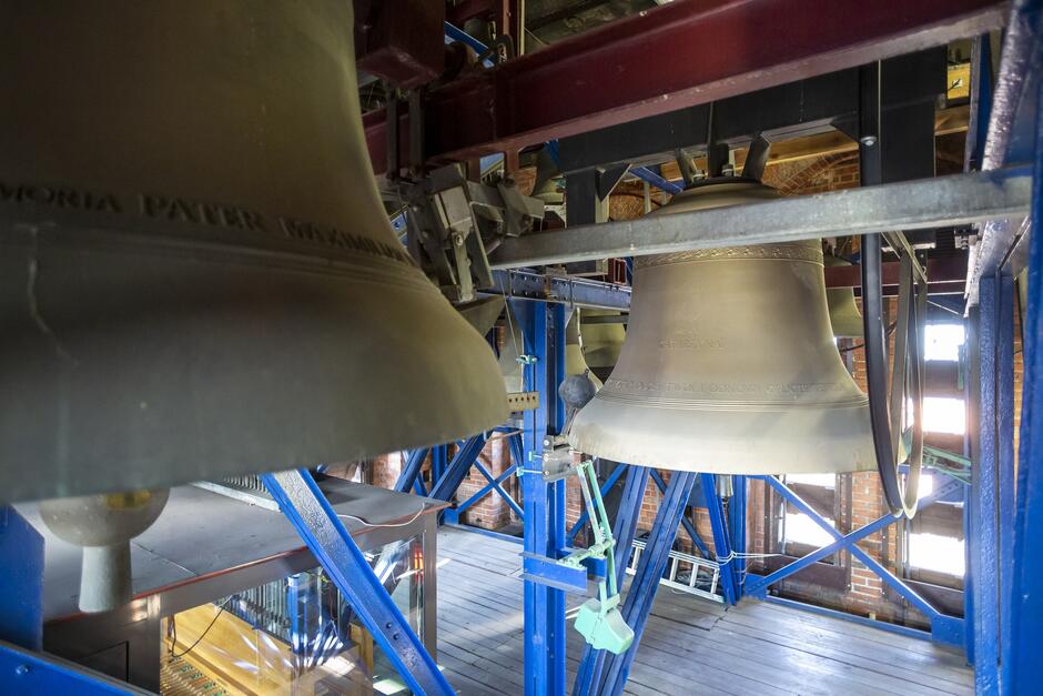 na zdjęciu dwa duże wiszące dzwony typu carillony