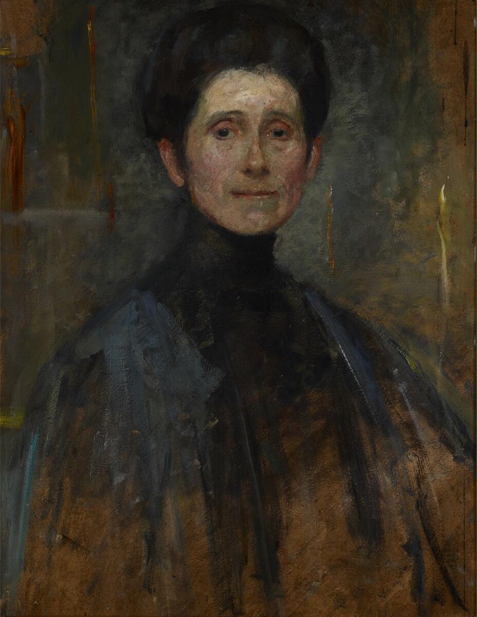 Autoportret: kobieta z ciemnymi upiętymi w kok włosami, ubrana jest w suknię zapiętą pod szyję. Obraz jest utrzymany w ciemnych barwach