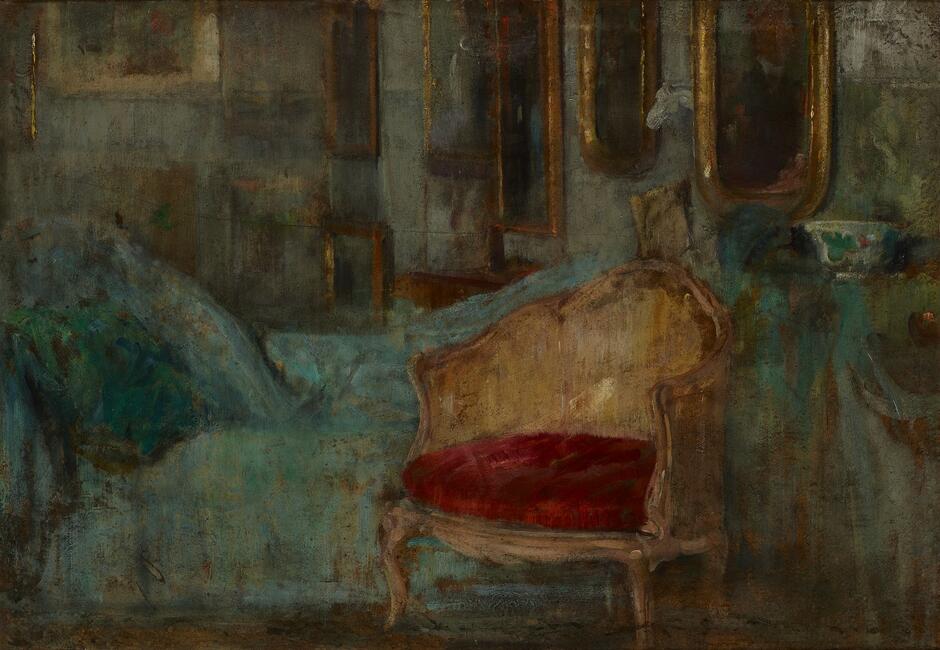 Obraz przedstawia wnętrze pracowni artystycznej w Paryżu. Na pierwszym planie znajduje się fotel z czerwoną poduszką. Fotel jest wykonany z drewna i ma proste, ale eleganckie linie. Poduszka jest wykonana z czerwonego materiału. Za fotelem znajduje się kanapa w kolorach turkusu. Na ścianie za łóżkiem wiszą obrazy. Nie widać dokładnie ich treści. Obraz zachowany jest w ciemnej tonacji.