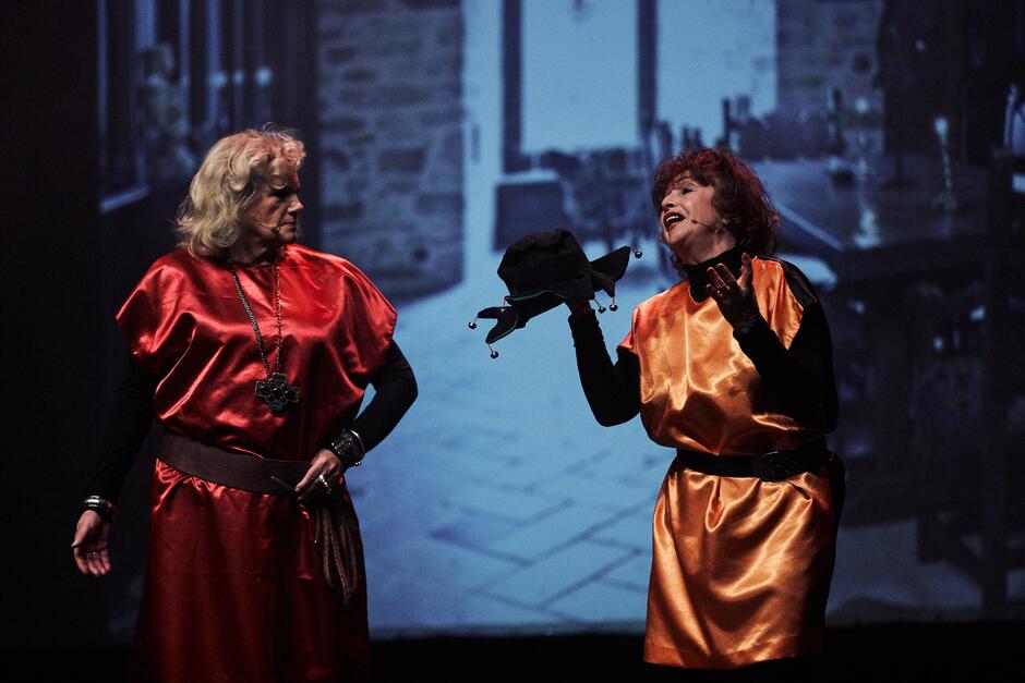 dwie kobiety na scenie podczas spektaklu