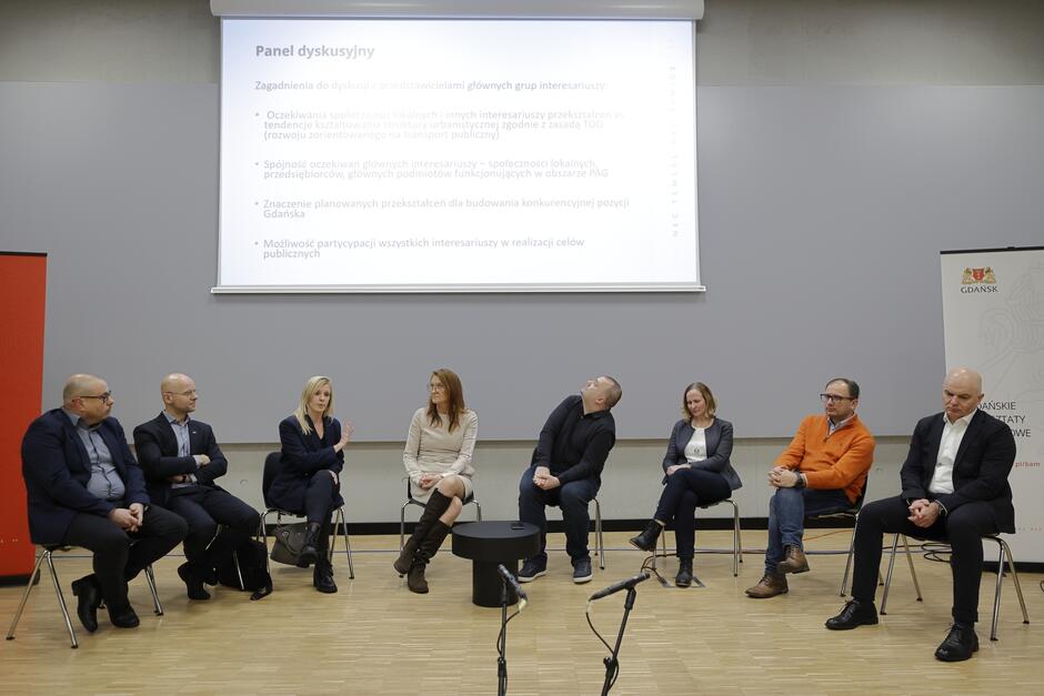 na zdjęciu uczestnicy panelu dyskusyjnego, siedzą na krzesłach obok siebie (od lewej): Grzegorz Kidybiński, Alan Aleksandrowicz, Emilia Lodzińska, Julia Łaszkiewicz, Krzysztof Koprowski, Monika Mazurowska, Tomasz Strug i Sławomir Gajewski