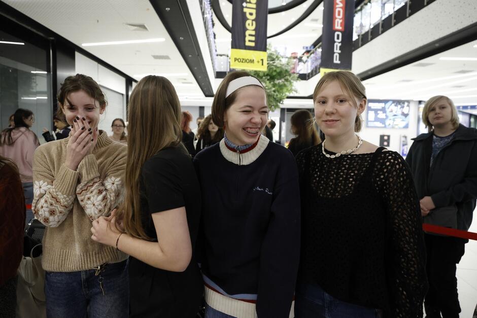 Zdjęcie przedstawia kilka nastoletnich dziewcząt