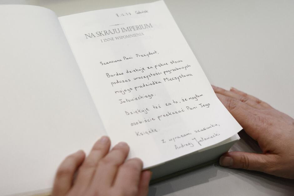 Karta tytułowa książki z odręczną dedykacją, której treść cytujemy w artykule