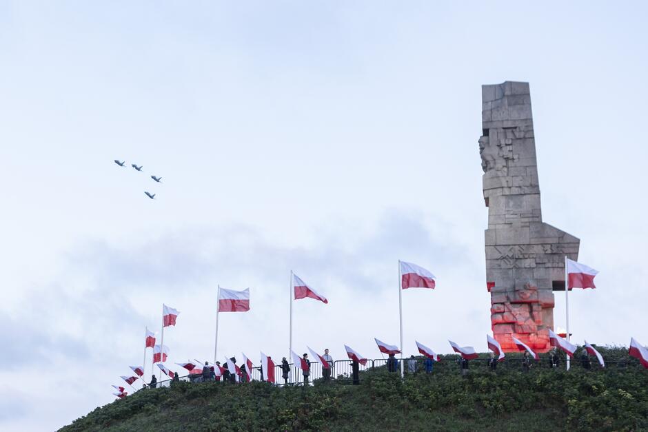 opisany pomnik wzdłuż którego ustawiono rząd flag polski