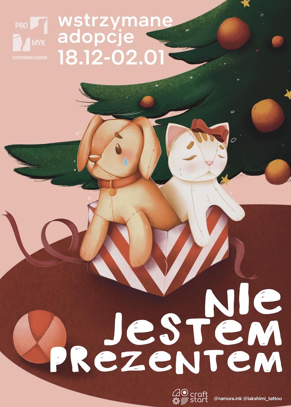 Plakat ze smutnym psem i kotem siedzącymi w ozdobnym kartonie pod choinką, podpis nie jestem prezentem 