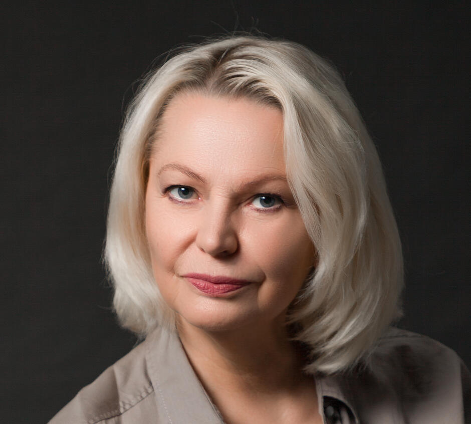 zdjęcie portretowe blondynki w średnim wieku