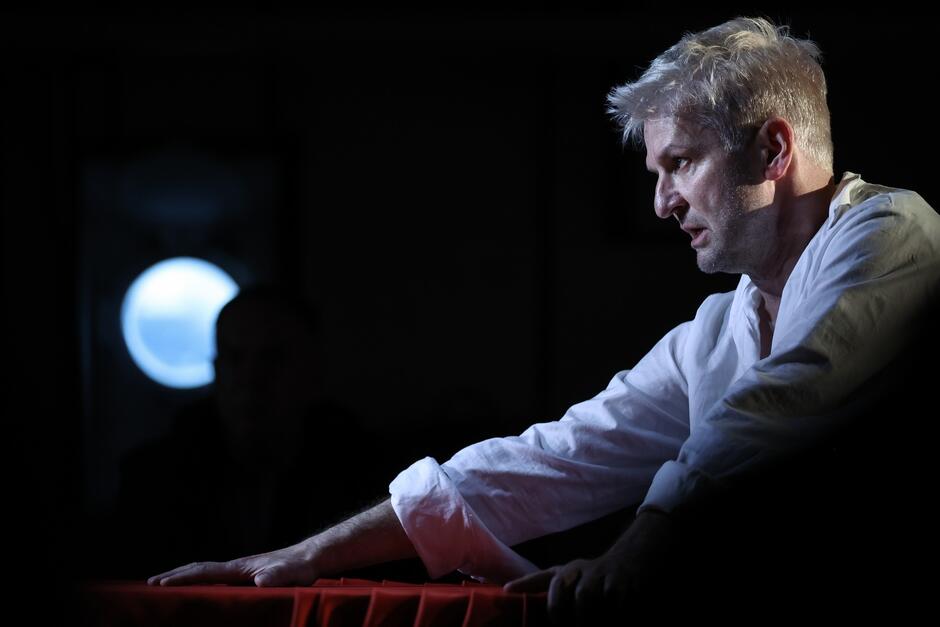 profil mężczyzny, zdjęcie ze spektaklu