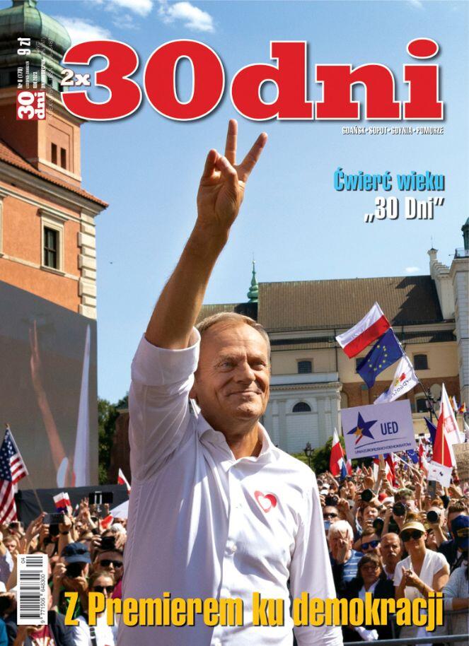 Na zdjęciu widzimy okładkę czasopisma 30 Dni . W centralnej części okładki znajduje się mężczyzna z podniesioną ręką (Donald Tusk), pokazujący symbol zwycięstwa (dwa uniesione palce). Ubrany jest w białą koszulę z emblematem serca na piersi. W tle widać tłum ludzi z flagami, a także różnymi transparentami. W górnej części okładki umieszczony jest tytuł „30 dni” w dużych, czerwonych literach. Na dole strony znajduje się hasło „Z Premierem ku demokracji” oraz dodatkowe informacje takie jak numer wydania. Jest to jubileuszowe wydanie czasopisma.