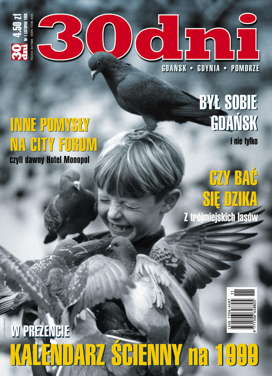 Na zdjęciu jest okładka czasopisma „30 dni”, z dużym czerwonym tytułem na górze. W tle widać czarno-białe zdjęcie chłopca, na którego ramionach i głowie siedzą gołębie. Chłopiec ma rozpromieniony uśmiech. Poniżej znajdują się żółte nagłówki artykułów: „Inne pomysły na City Forum czyli dawny Hotel Monopol”, „Był sobie Gdańsk i nie tylko” oraz „Czy bać się dzika z trójmiejskich lasów”. Na dole okładki jest informacja „W prezencie kalendarz ścienny na 1999”. 