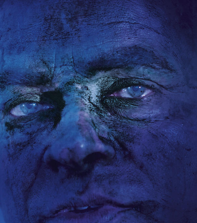 Twarz starszego mężczyzny pomalowana niebieską farba