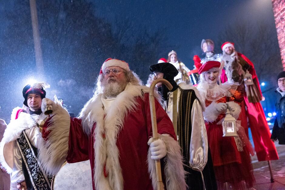 parada świąteczna, św. Mikołaj, elfy i inne postacie
