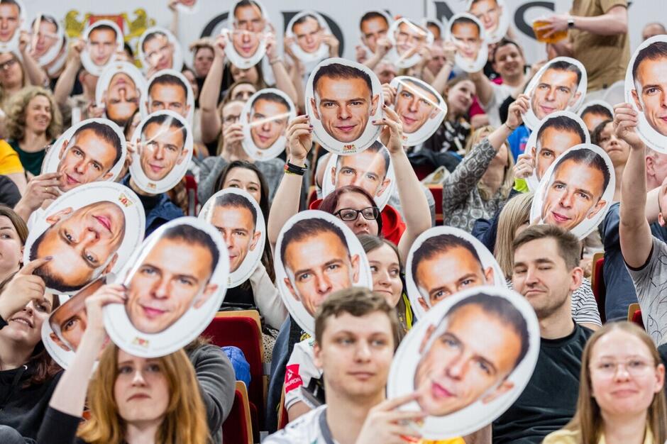 Kibice na trybunach, większość ma na patyku wycięty wizerunek mężczyzny (Mariusz Wlazły)