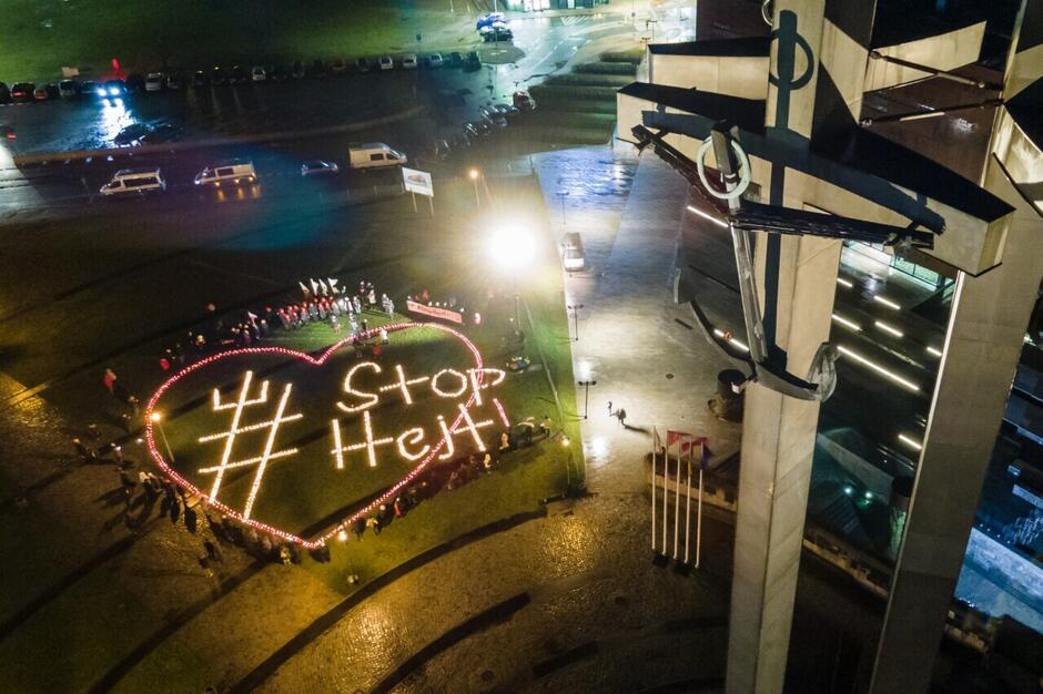 Widok z góry, ciemno: serce ze zniczy upamietniające prezydenta Pawła Adamowicza