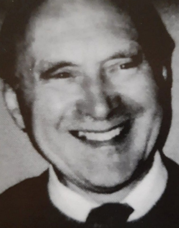 biało czarne zdjęcie przedstawiające twarz uśmiechniętego mężczyzny