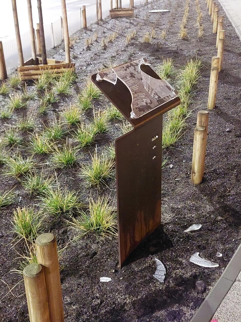 zniszczona tablica pamięci z innej perspektywy