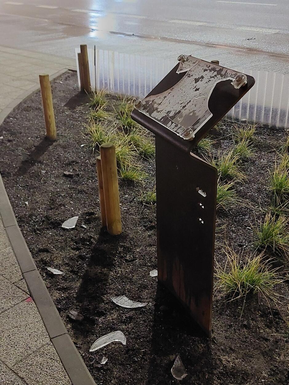 zniszczona tablica pamięci z innej perspektywy