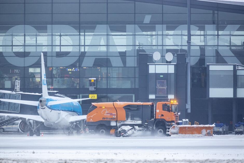 Samolot pasażerski podczas odladzania, w zimowej scenerii