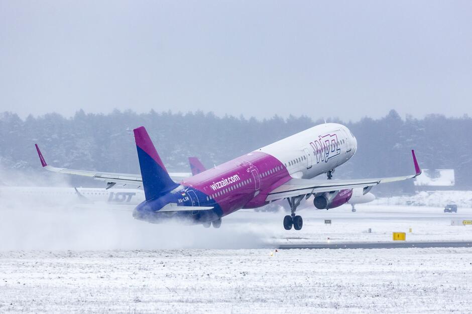 Startujący samolot pasażerski w warunkach zimowych