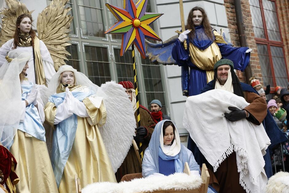 Ludzie poprzebierani za świętą rodzinę