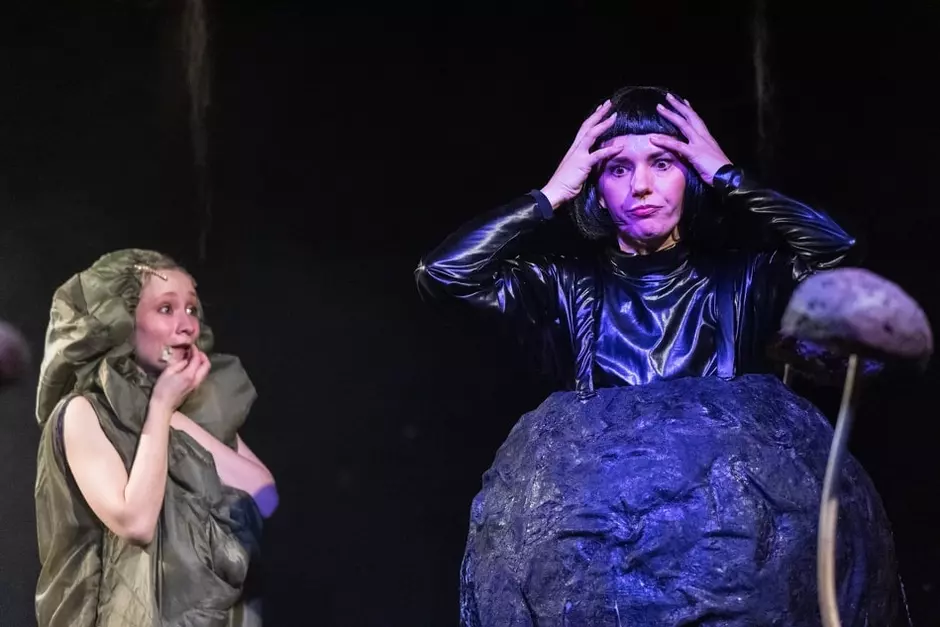 dwie aktorki na scenie