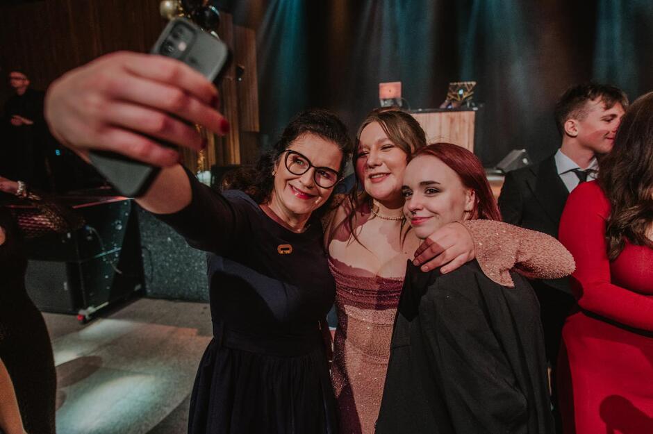 Prezydent Gdańska robi selfie z dwiema maturzystkami
