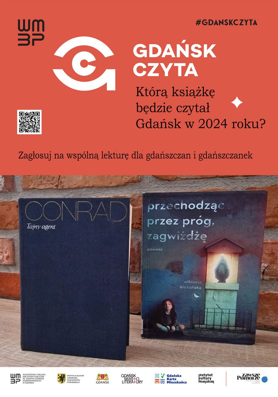 Na plakacie znajduje się informacja o inicjatywie „GDAŃSK CZYTA”, która zachęca do głosowania na wspólną lekturę dla mieszkańców Gdańska w roku 2024. Widoczne są dwie książki, zatytułowane „CONRAD. Tajny agent” i „przechodząc przez próg, zagwiżdżę” autorstwa Wiktorii Bieńkuńskiej, obok których umieszczono pytanie o to, którą książkę będą czytać mieszkańcy Gdańska w nadchodzącym roku, a także hashtag #gdanskczyta oraz kody QR i logotypy sponsorów i organizatorów akcji.