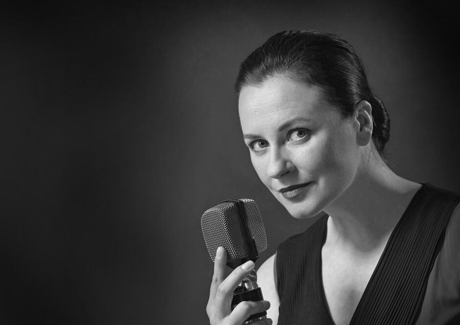 czarno-białe zdjęcie kobiety z mikrofonem