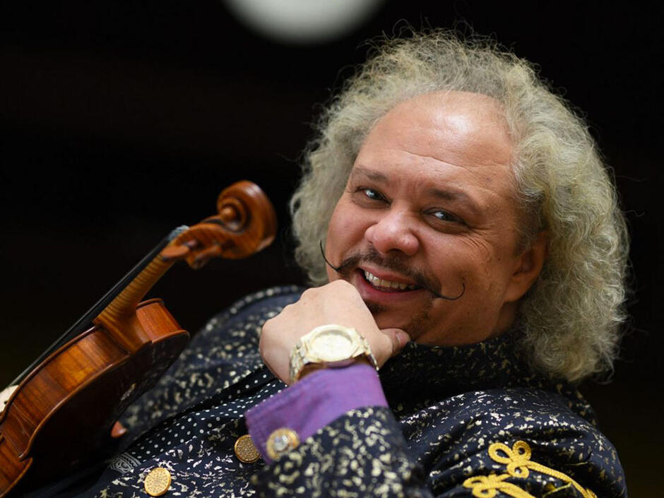 uśmiechnięty mężczyzna o latynoskiej urodzie