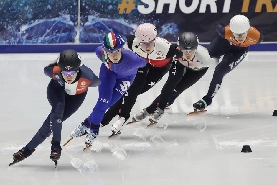 Piątka łyżwiarek jedzie jedna za drugą (na zdjęciu obok siebie)