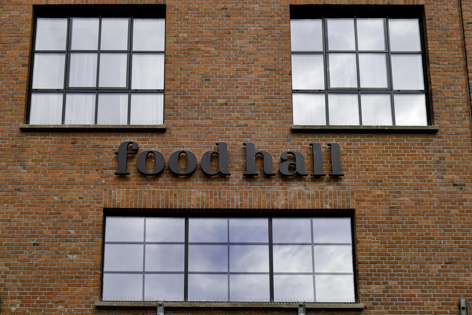 ceglana ściana budynku, na niej napis food hall