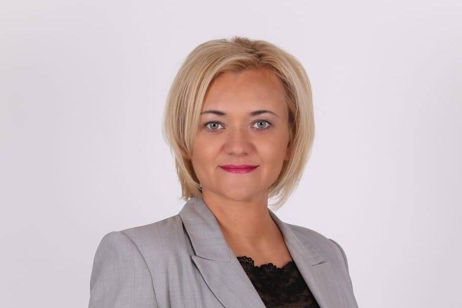 Zdjęcie kobiety w średnim wieku, z jasnymi włosami średniej długości