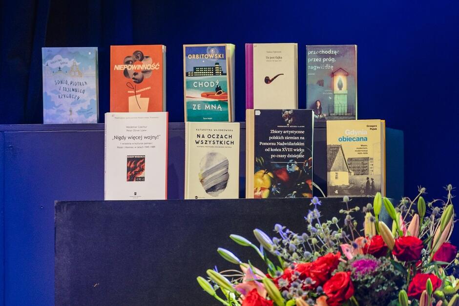 dziewięć nominowanych książek wyeksponowanych i ustawionych obok siebie