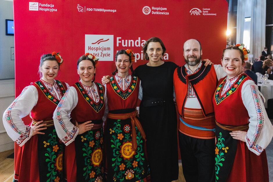 cztery kobiety i mężczyzna w strojach ludowych, opisana prezydentka